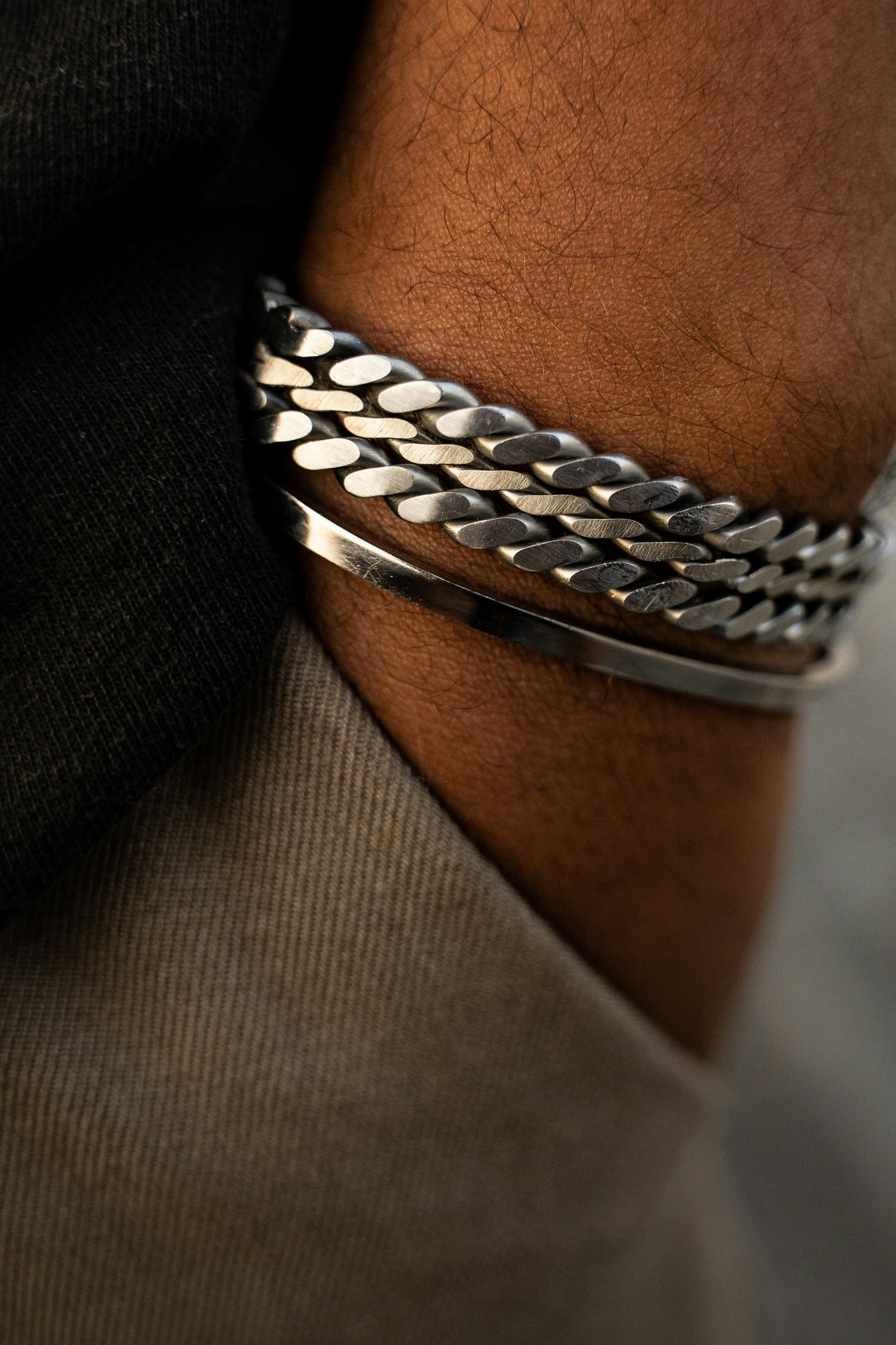 Men’s silver chain bracelet close-up, minimalist modern jewelry accessory
