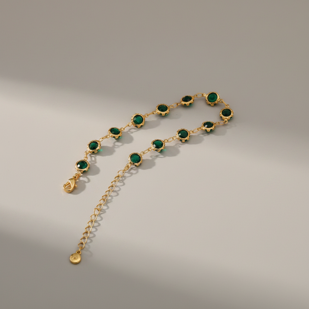 Detail of refined textured links Éloire bracelet